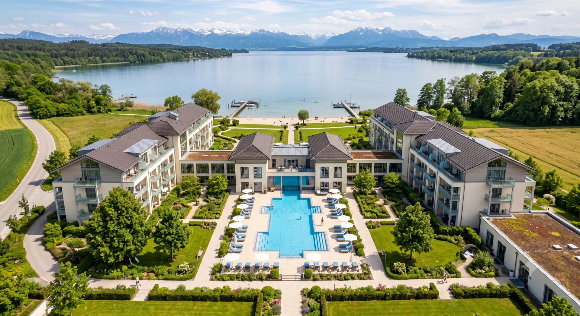 Luftaufnahme eines Hotelkomplexes mit Pool und Terrasse
